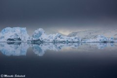 Eisberge spiegeln sich im Wasser