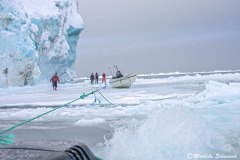 Im Boot übers Eis
