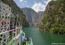 Roadtrip Albanien – Mit der Fähre über den Komanstausee Roadtrip Albanien - Mit der Fähre über den Komanstausee