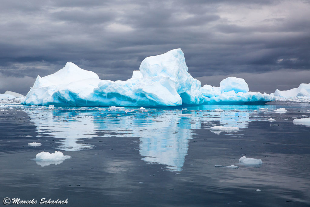 Fantastische Formen und Farben der Eisberge