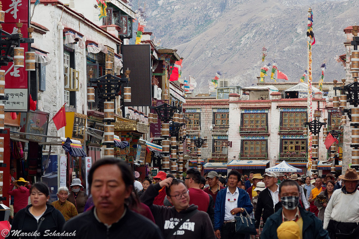 Bunter geht's nicht - der Barkhor in Lhasa