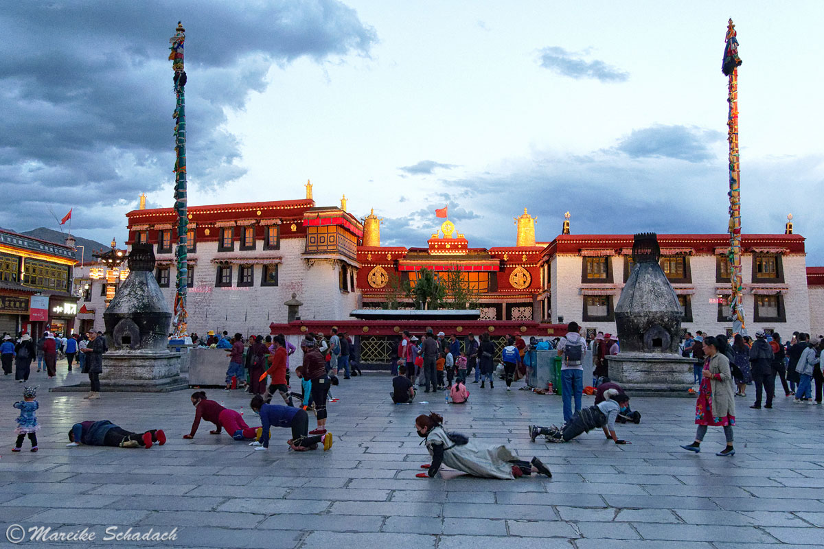 Abends vor dem Jokhang Tempel am Barkhor in Lhasa