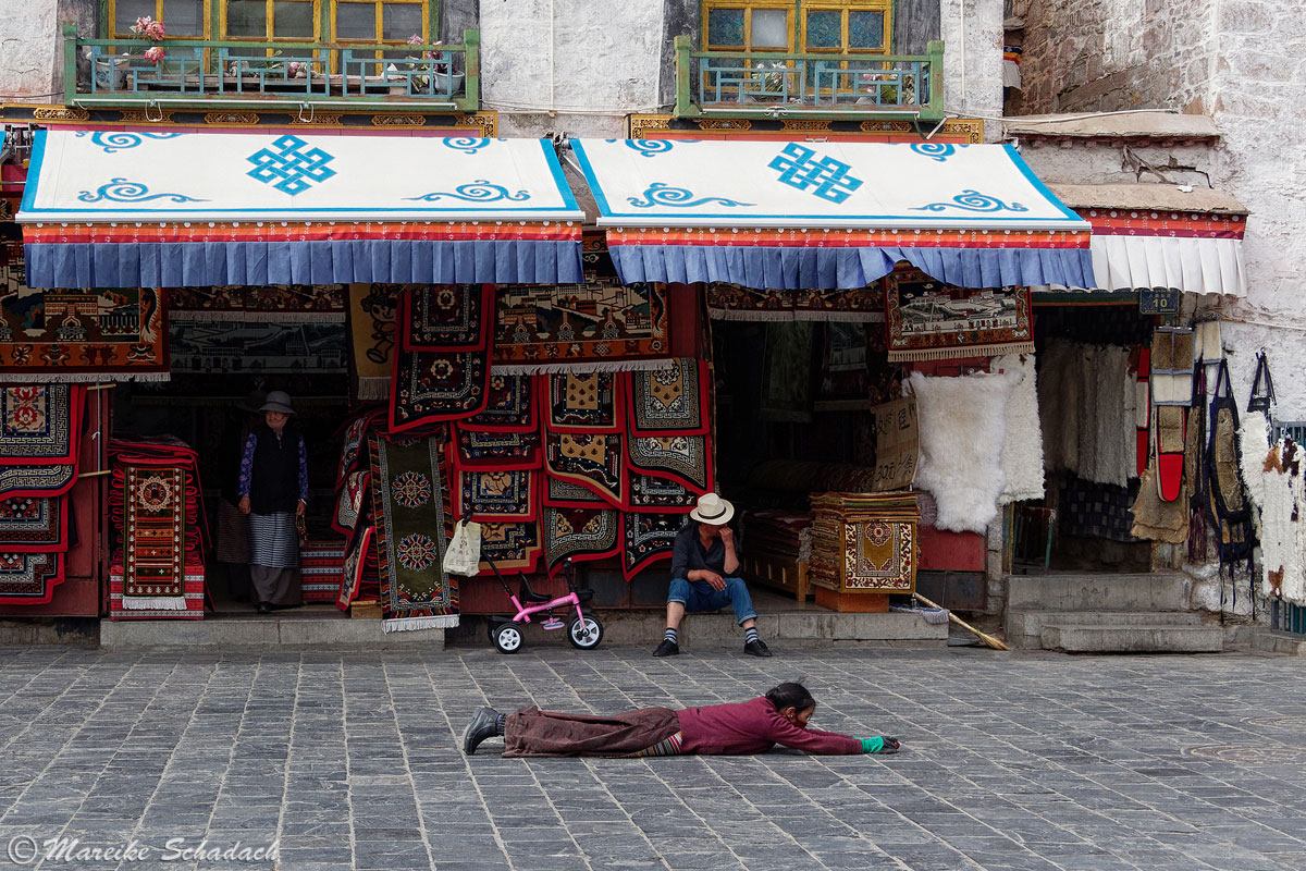 Niederwerfung auf dem Barkhor in Lhasa