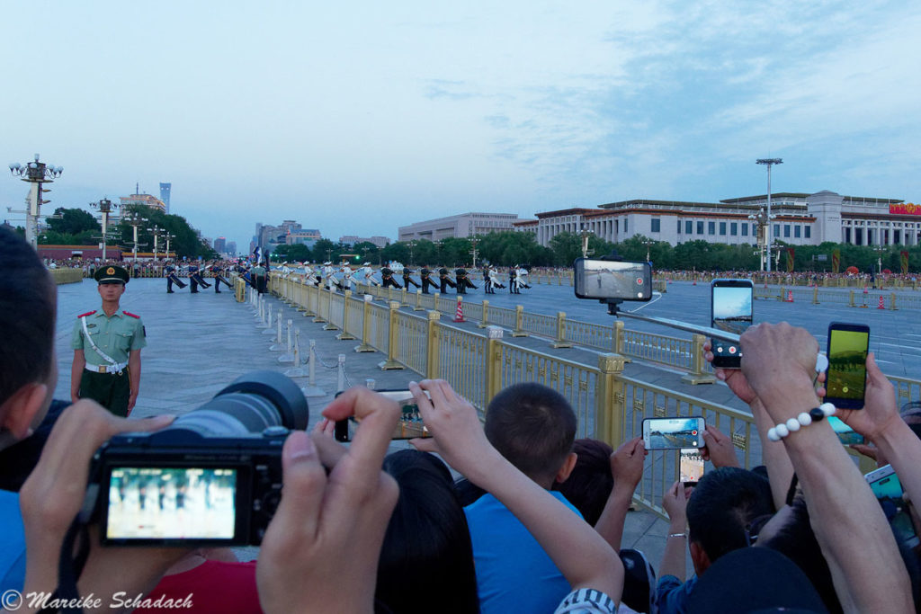 Beginn der Flaggenzeremonie am Tiananmen-Platz