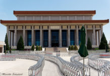 Visit to the Mao Mausoleum at Tiananmen Square Das Mao-Mausoleum am Tiananmen-Platz