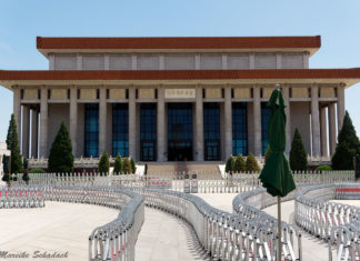 Visit to the Mao Mausoleum at Tiananmen Square Das Mao-Mausoleum am Tiananmen-Platz