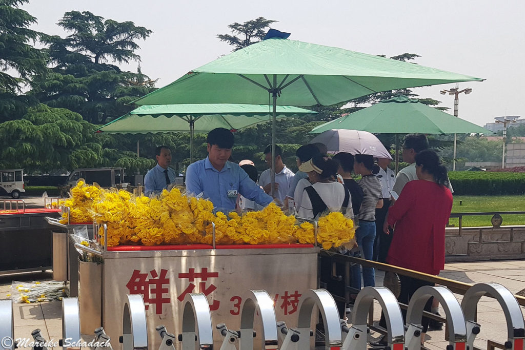 Blumenstand vor Mao-Mausoleum