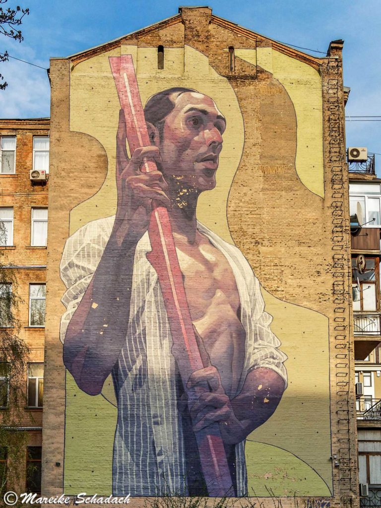 Street Art in Kiew - The-man-von-Aryz