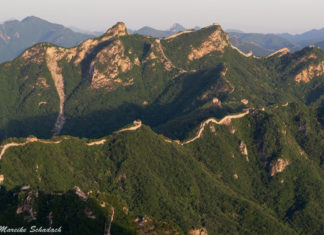 Chinesische Mauer – Sonnenaufgang und Sonnenuntergang Chinesische Mauer Sonnenaufgang und Sonnenuntergang