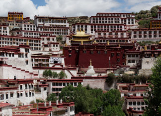Ganden Monastery - a worthwhile Day Trip from Lhasa Ganden Kloster, ein Tagesausflug von Lhasa