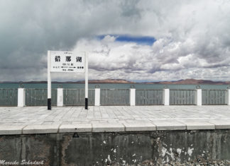 China - Tibet. Taking the train to Lhasa is both an adventure and a lot of fun. If you want to experience the Chinese and Tibetan culture intensively, can do without private sphere and a shower for some time, I can warmly recommend you a train ride with the Lhasa railway to the roof of the world. The route is simply breathtaking.... Mit der Lhasabahn aufs Dach der Welt