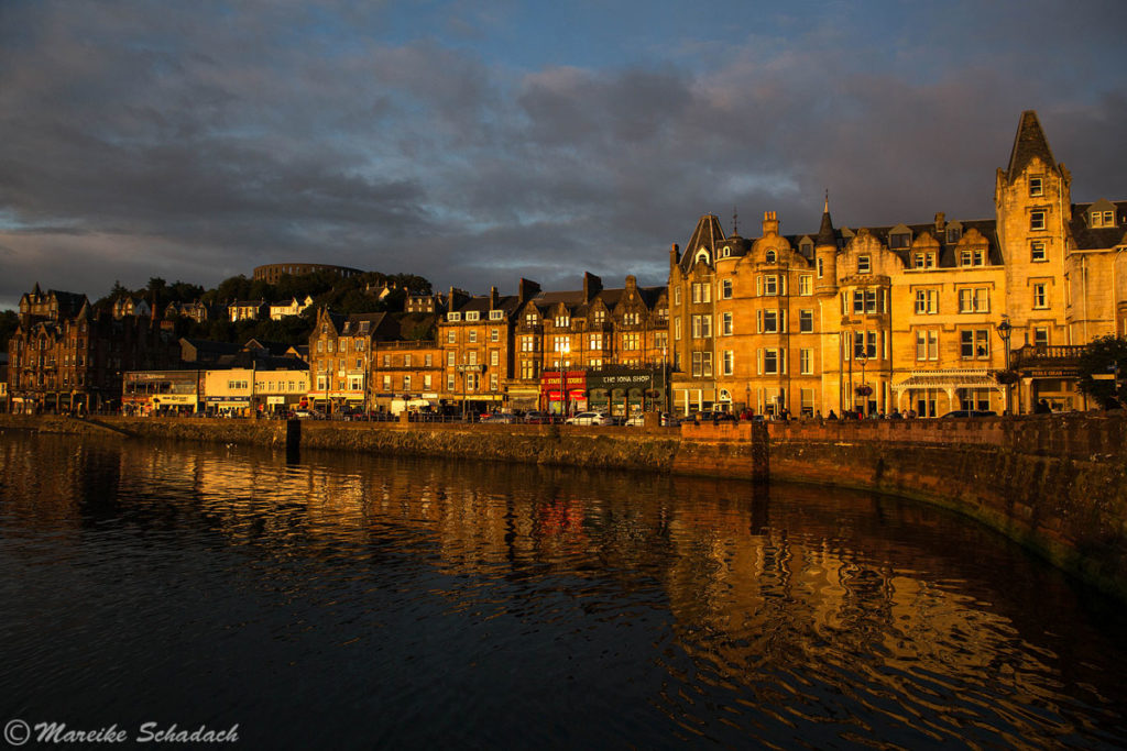 Abendstimmung an der Uferpromenade in Oban 