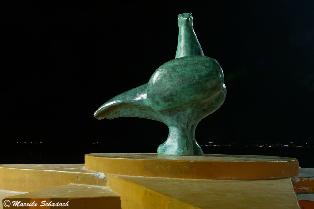 Skulptur der Friedenstaube am Malecón in La Paz, Mexiko 