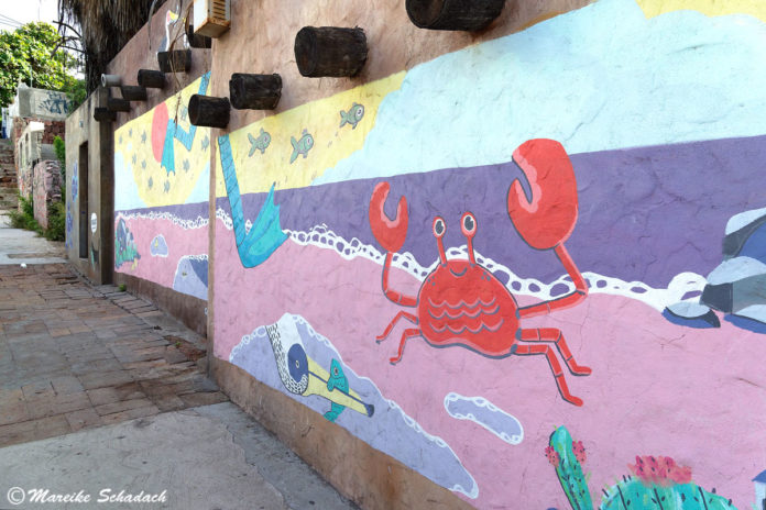 Cambiando from Hellcat Street-Art in La Paz, Mexiko - Murals und Skulpturen vom Feinsten. "Cambiando" von Hellcat