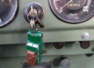 Vom Spielzeugauto zum Schlüsselanhänger – DIY in 5 Schritten Vom Spielzeugauto zum Schlüsselanhänger - DIY in 5 Schritten