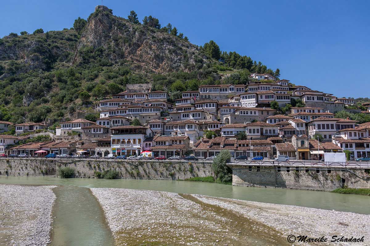 Der Blick auf das osmanische Viertel von dem gegenüberliegenden Ufer des Osum ist einfach fantastisch und war ein Highlight unseres Roadtrips in Albanien.