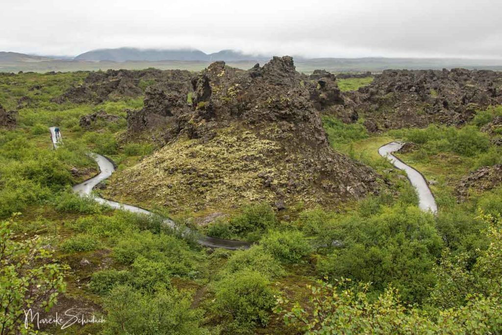 Wandern in der Lavalandschaft in Dimmuborgir