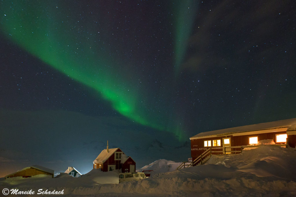 Polarlicht über The Red House in Grönland