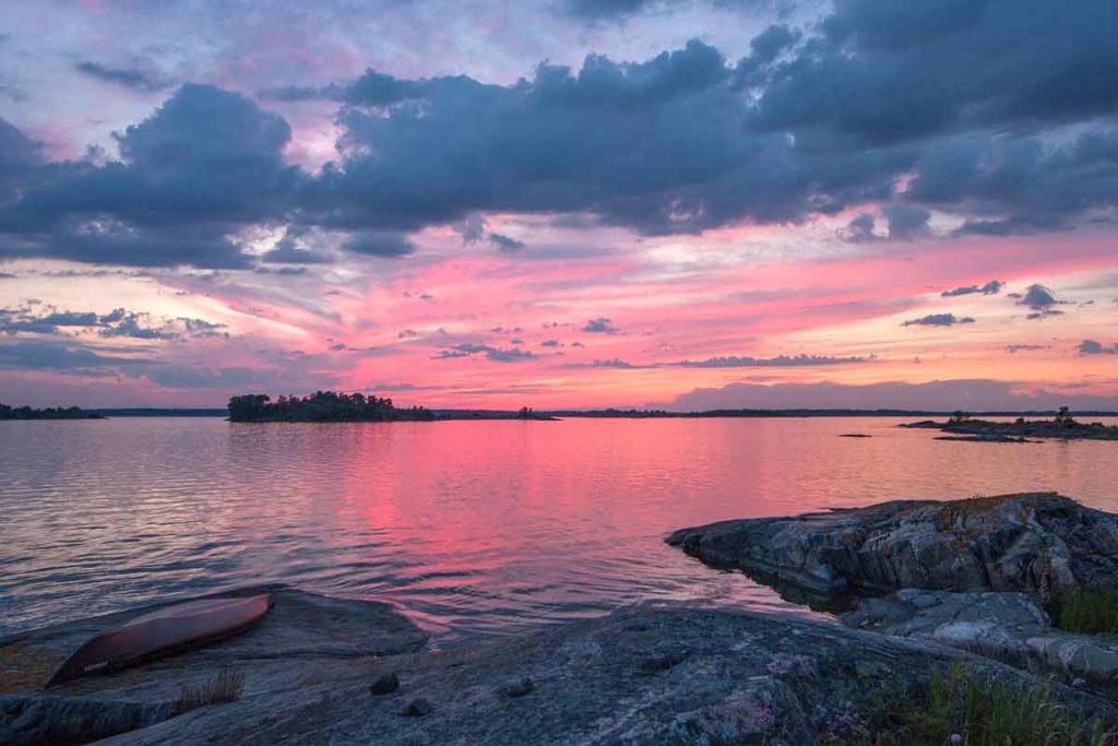 Sonnenuntergang in den Schären in Schweden
