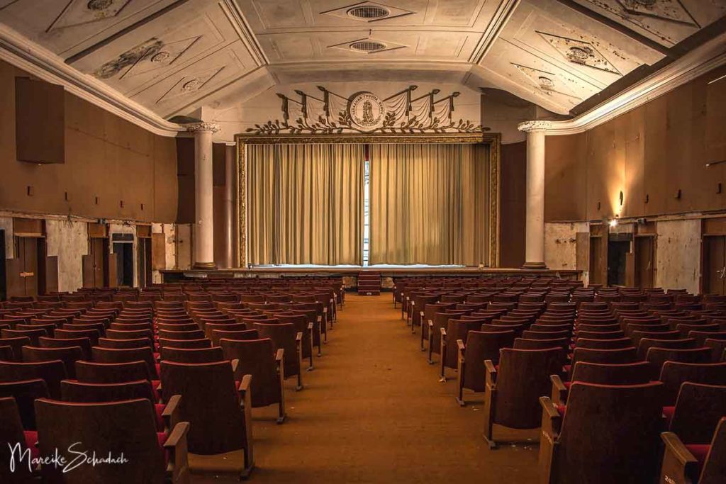 verlassener Ort vor den Toren Berlins - Theatersaal am Militärstandort Wünsdorf