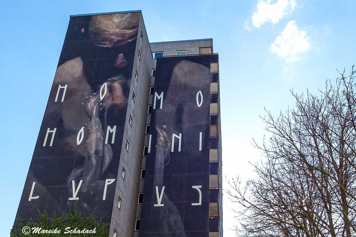 Mural von Axel Void: Man is a Wolf to Man