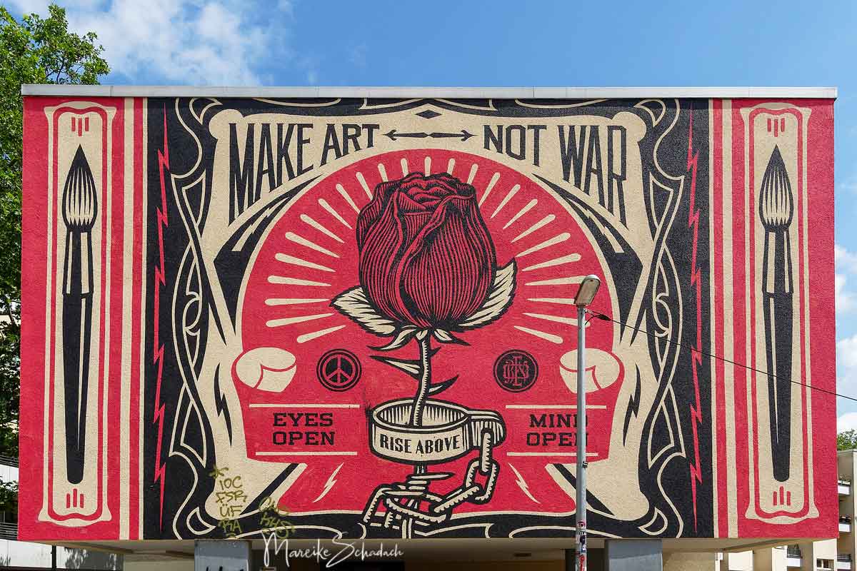 Mural von Shepard Fairey: Make Art Not War - Street Art Map Berlin 
