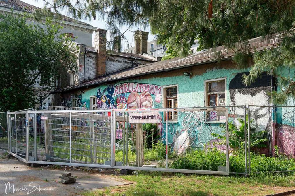 Das RAW-Gelände - Urban Art und Lost Place Romantik: verfallenes Backsteingebäude mit Graffiti