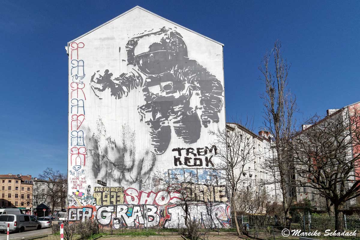 Mural von Victor Ash: Astronaut/Cosmonaut  - Street Art Map Berlin 