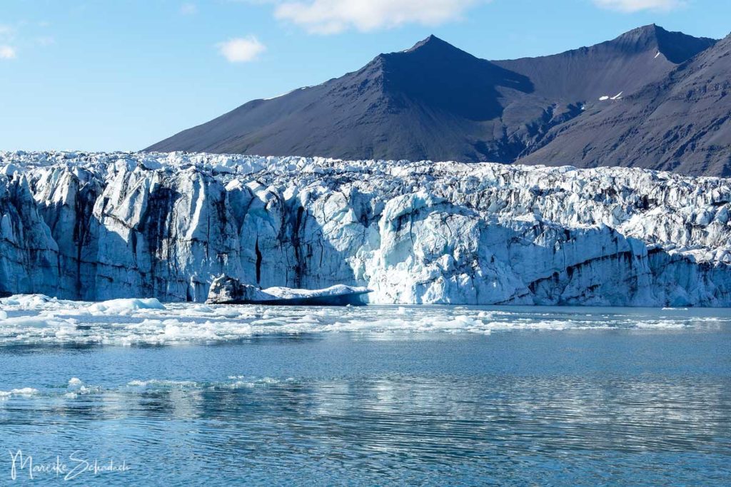 Eisberg in Gletscherlagune Jökulsárlón in Island