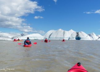 Kayak Tour on the Heinabergslón Glacier Lagoon in Iceland Kajaktour auf der Gletscherlagune Heinabergslón in Island