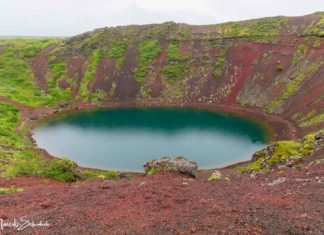 Vulkankrater Kerið – malerischer See am “Golden Circle” in Island Vulkankrater Kerið – malerischer Kratersee an Islands "Golden Circle"
