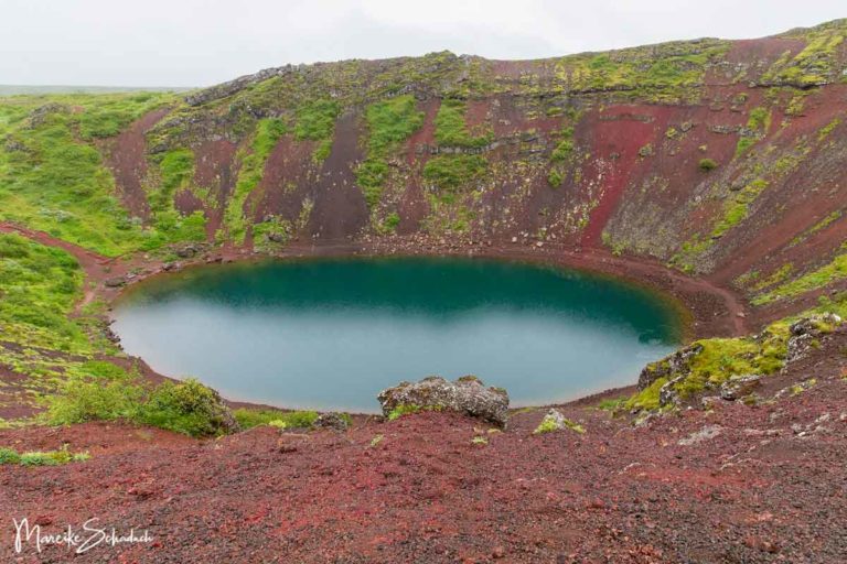 Vulkankrater Kerið – malerischer Kratersee an Islands "Golden Circle"