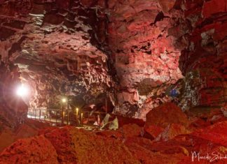 Raufarhólshellir – der bunte Lavatunnel in Island Raufarhólshellir - der bunte Lavatunnel in Island