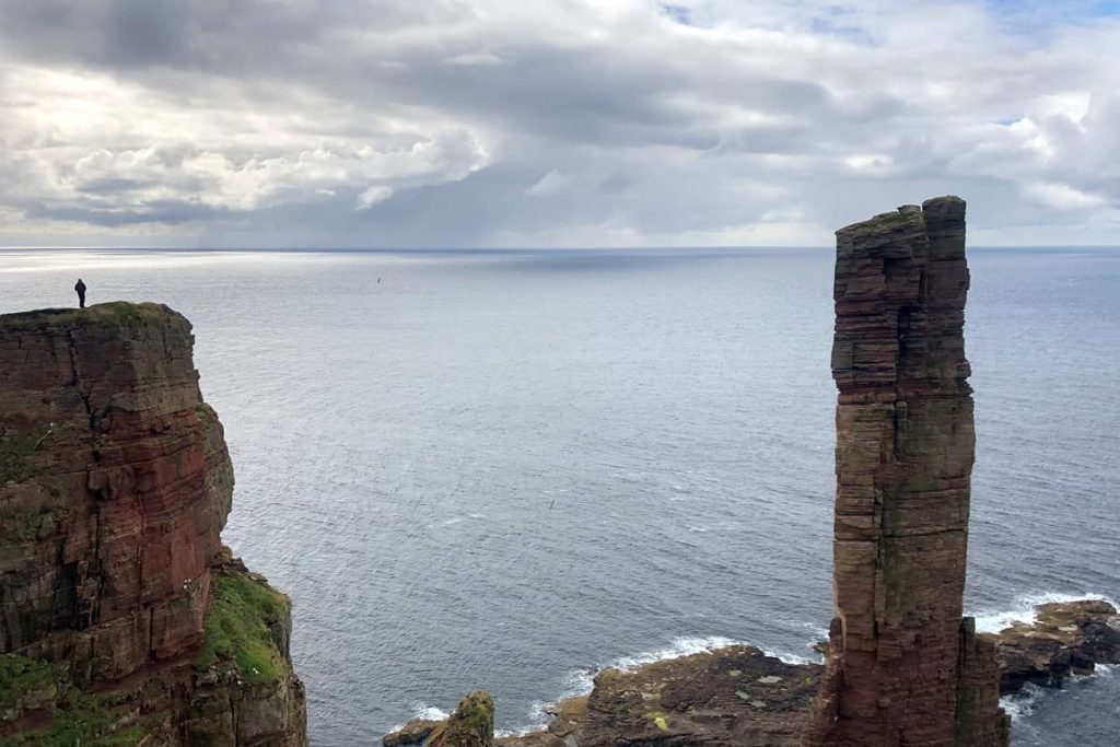 Blick auf den Old Man of Hoy - Sea Stack auf den Orkneys