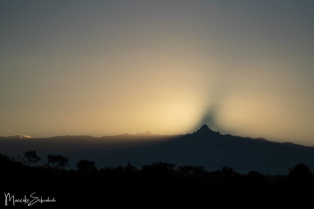 Mount Kenya - Schatten vom Berg am Himmel