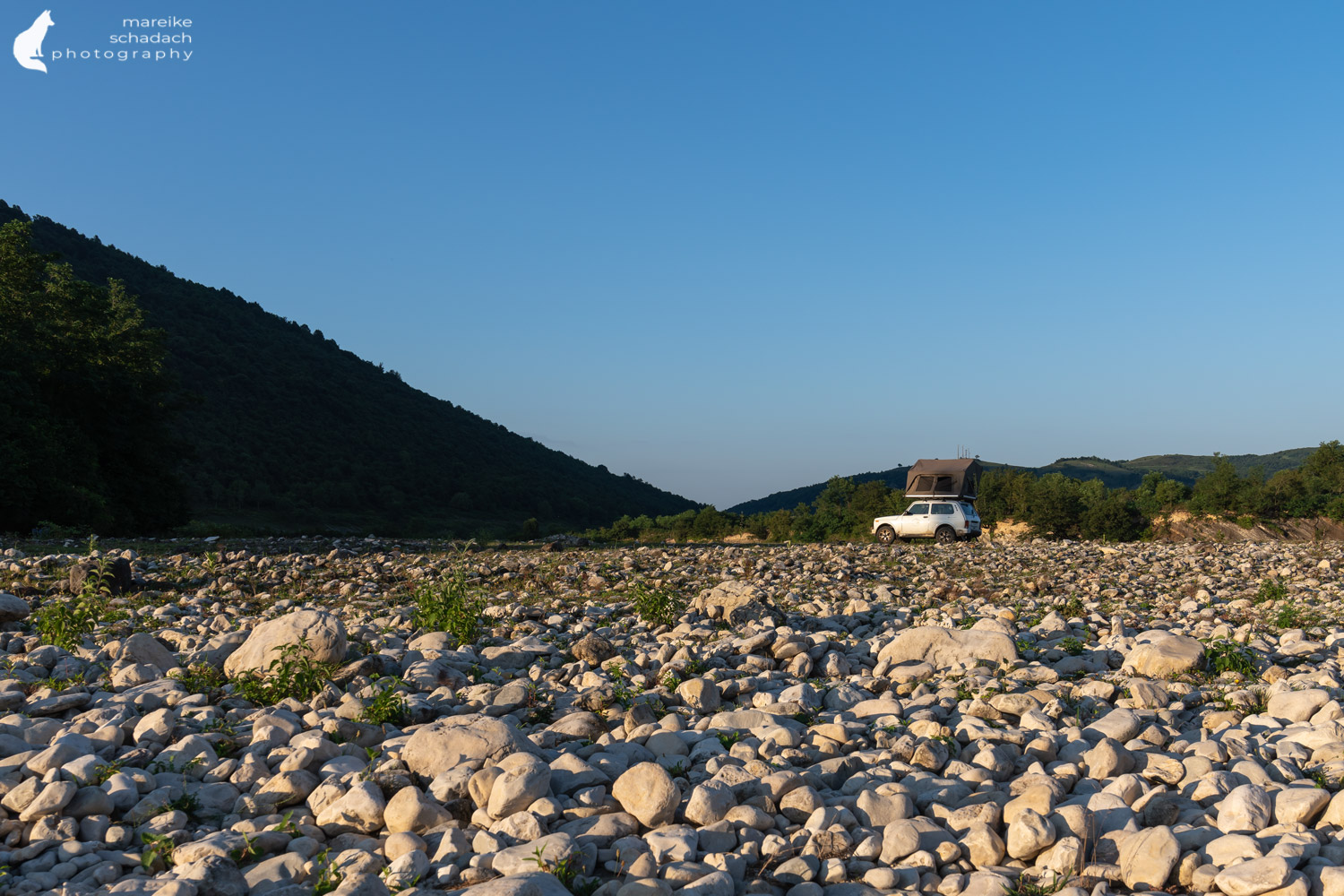 Lada Niva mit Dachzelt beim Roadtrip Georgien 