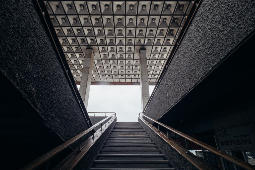 Sowjetische Architektur in Tiflis - Treppe an der Ortachala Central Bus Station