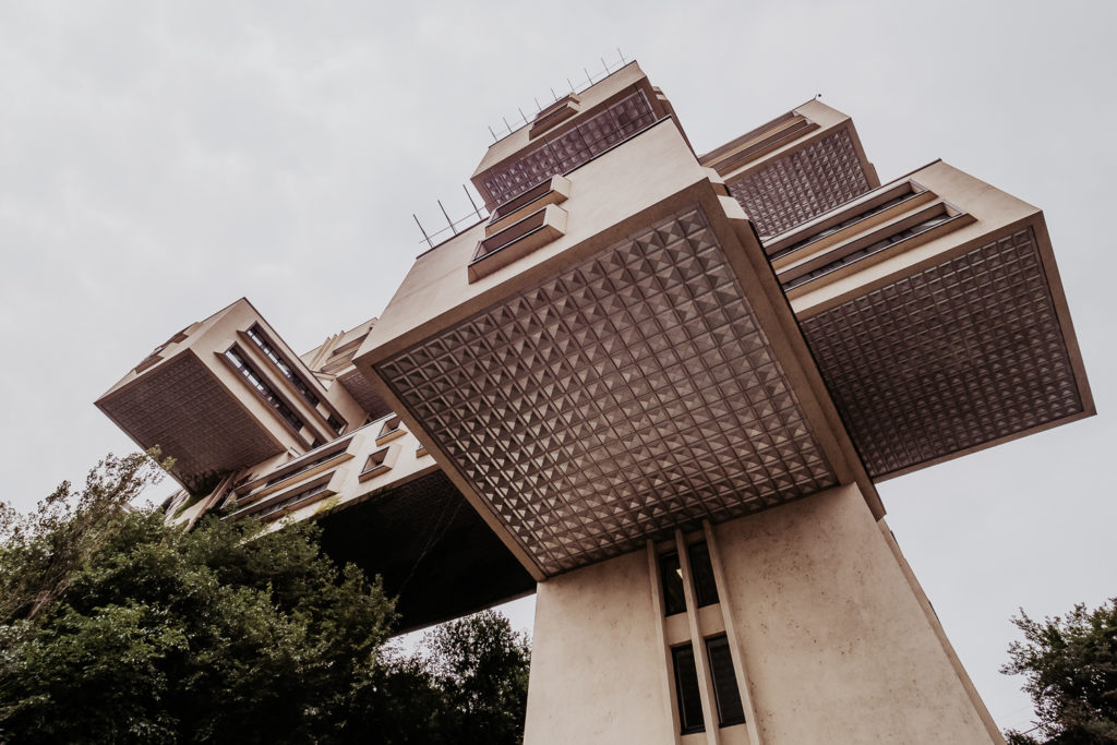sowjetische Architektur und Brutalismus in Tiflis - Bank of Georgia von unten gesehen
