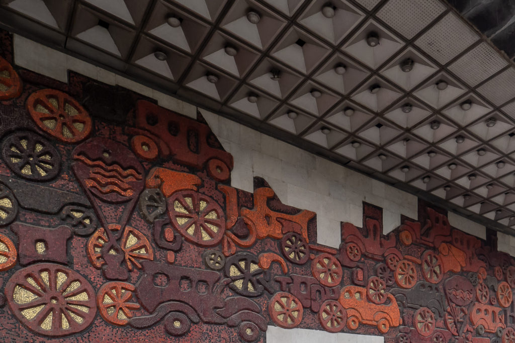 Sowjetische Architektur in Tiflis - Mosaik an der Ortachala Central Bus Station