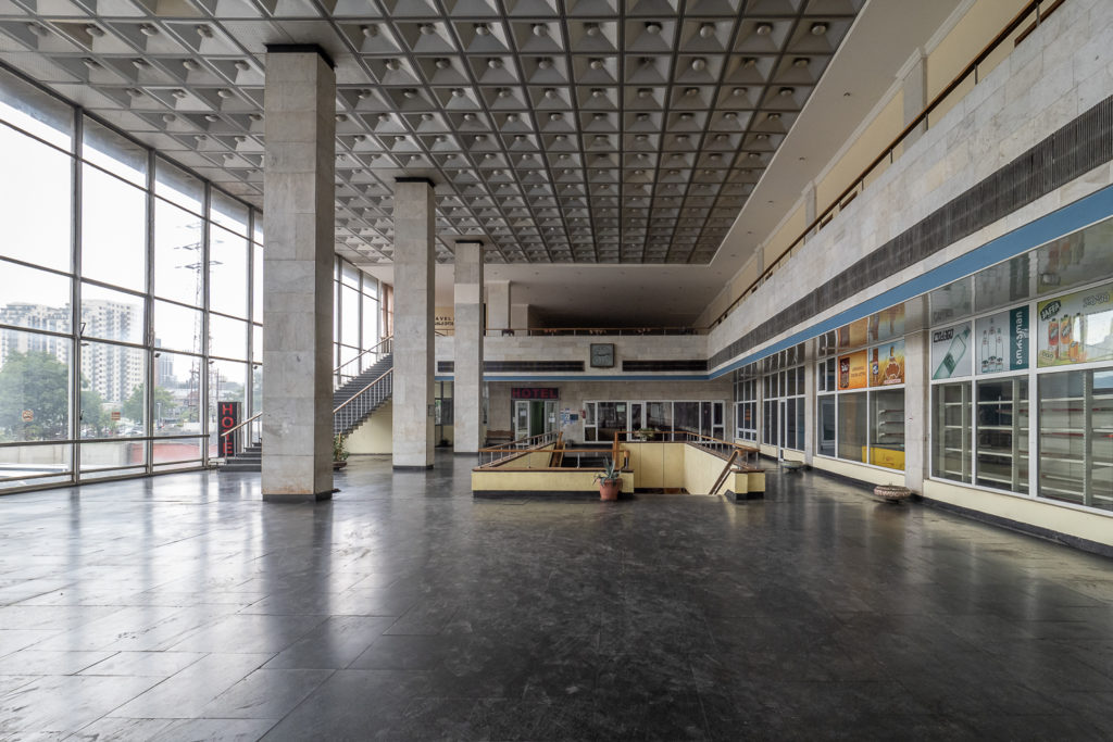 Sowjetische Architektur in Tiflis - Halle in der Ortachala Central Bus Station