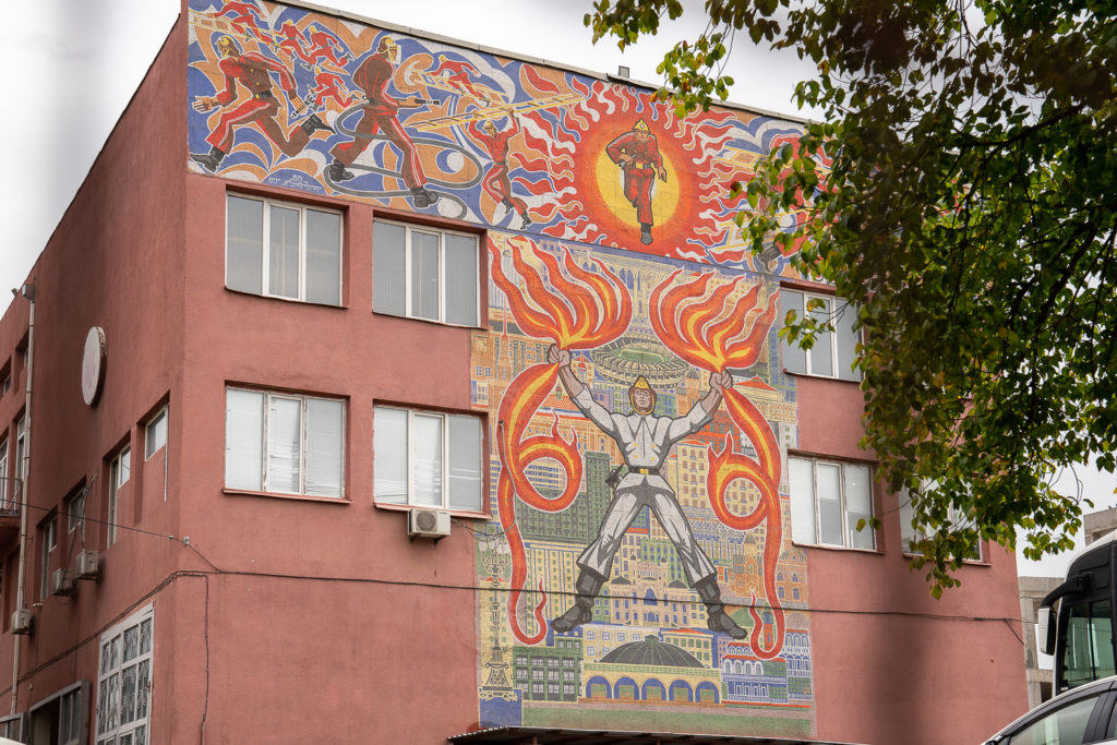Mosaik bei der Feuerwache Saburtalo in Tiflis