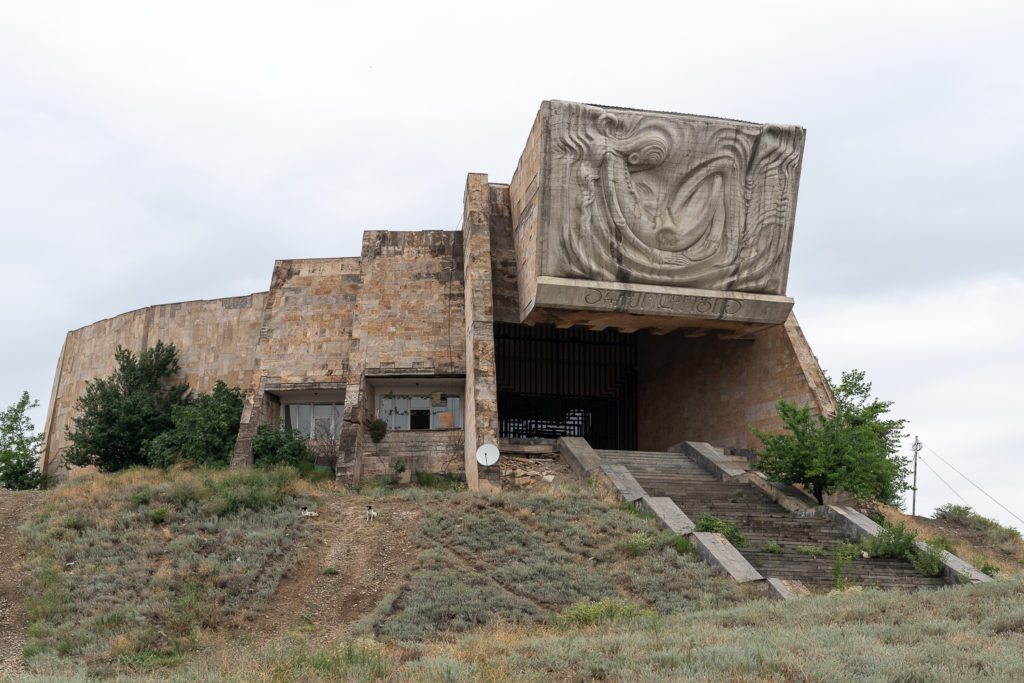 sowjetische Architektur und Brutalismus in Tiflis - Museum für Archäologie