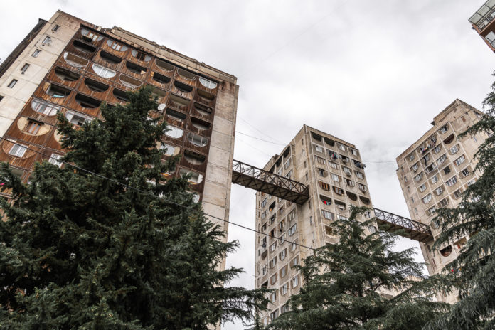 Zukunftsvisionen von Gestern: Sowjetische Architektur und Brutalismus in Tiflis
