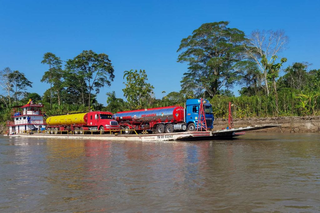LKW-Verkehr auf dem Rio Napo im Amazonas Gebiet von Ecuador