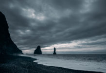 Schwarzer Strand Reynisfjara und versteinerte Trolle bei Vík