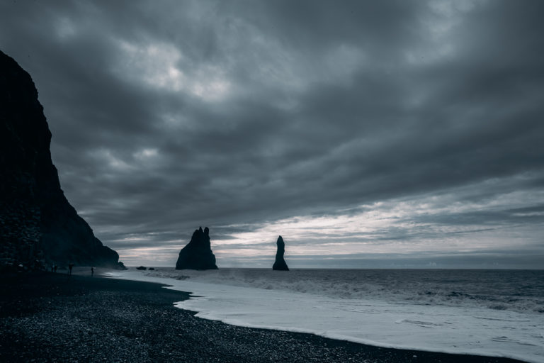Schwarzer Strand Reynisfjara und versteinerte Trolle bei Vík