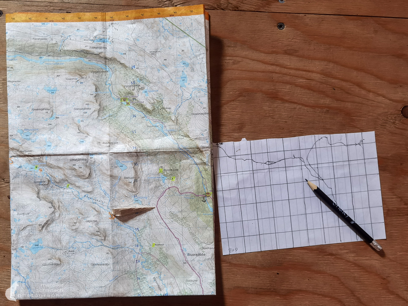 Kartenarbeit im Wilderness Guide Training mit der Guide Academy Europe