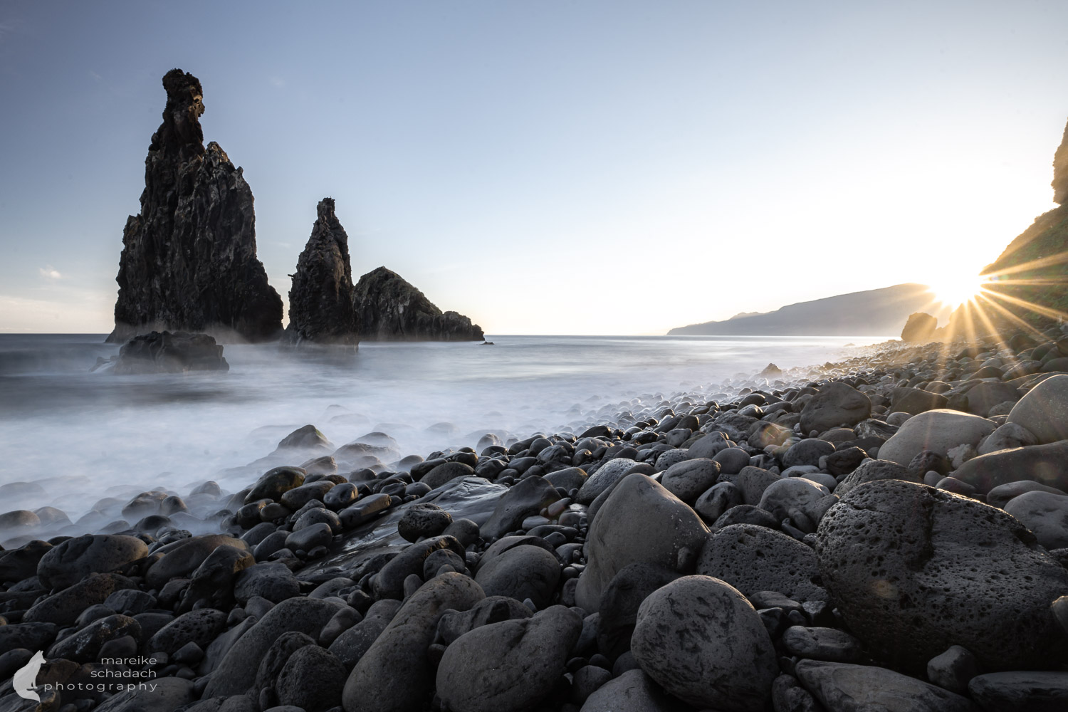 Sonnenaufgang bei den Felsnadeln an der Fotolocation Ribeira da Janela, Madeira