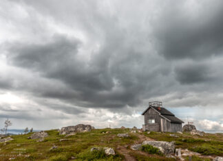 Hike to the Fireguard Hut on Otsamo Mountain near Inari Hike zur Brandwächter-Hütte auf dem Otsamo bei Inari