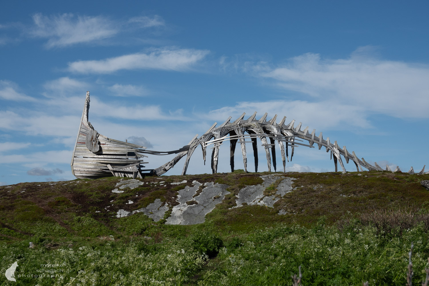 Walskulptur am Varanger Fjord